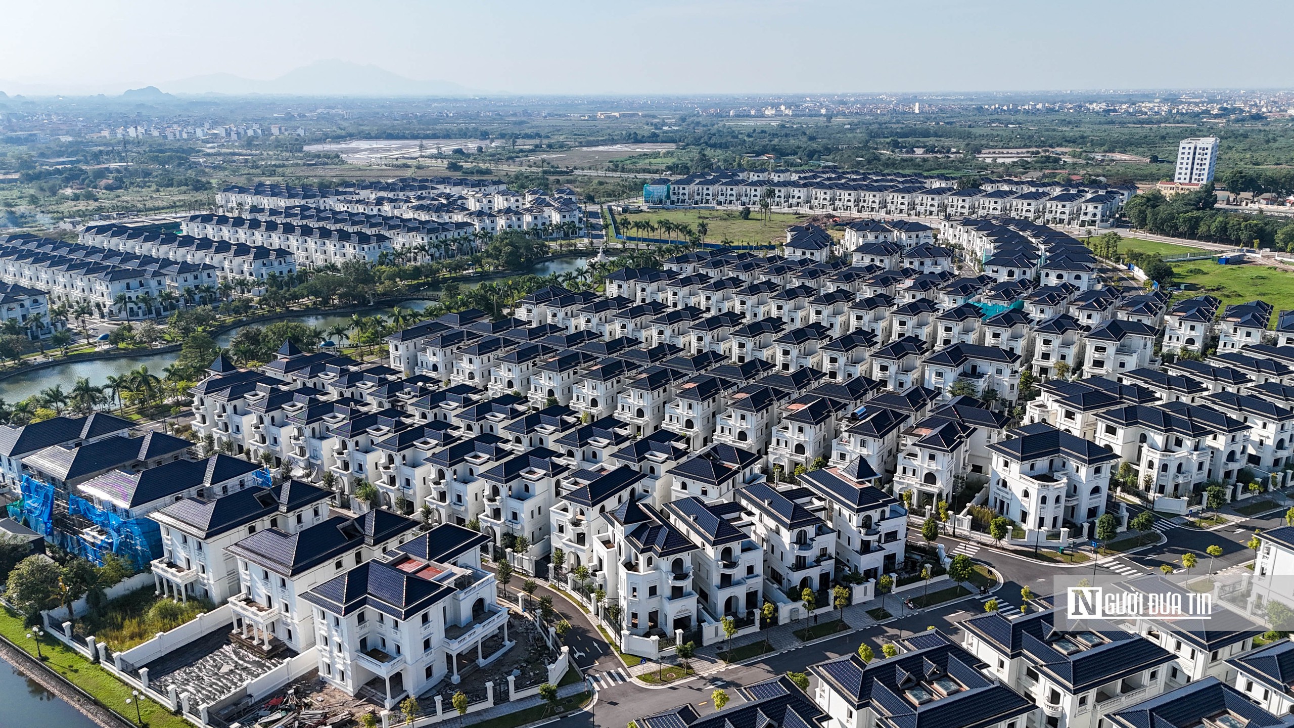 Hà Nội: Loạt biệt thự triệu đô bị bỏ hoang ở phía Tây Thủ đô - Ảnh 3.