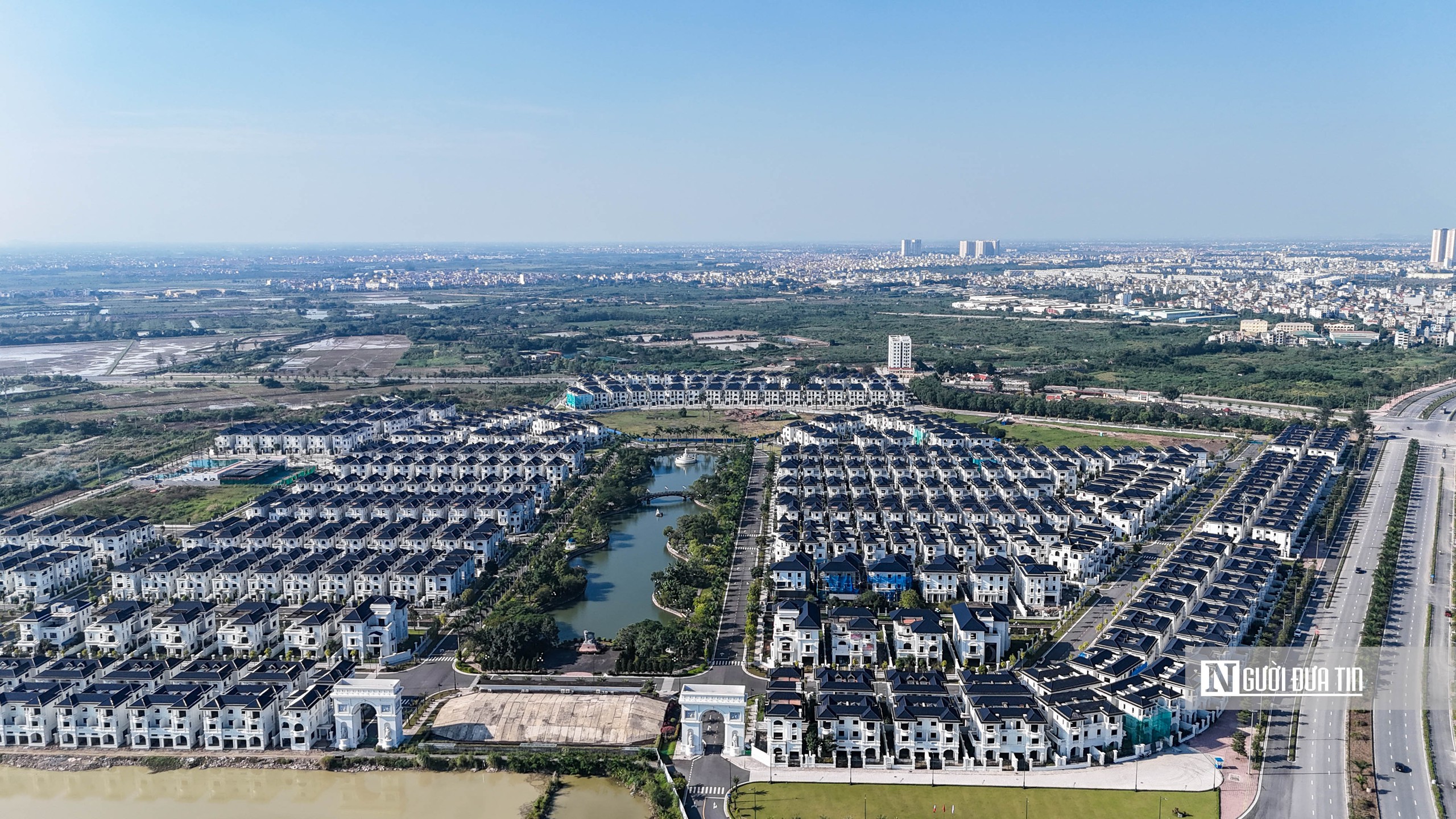 Hà Nội: Loạt biệt thự triệu đô bị bỏ hoang ở phía Tây Thủ đô - Ảnh 2.