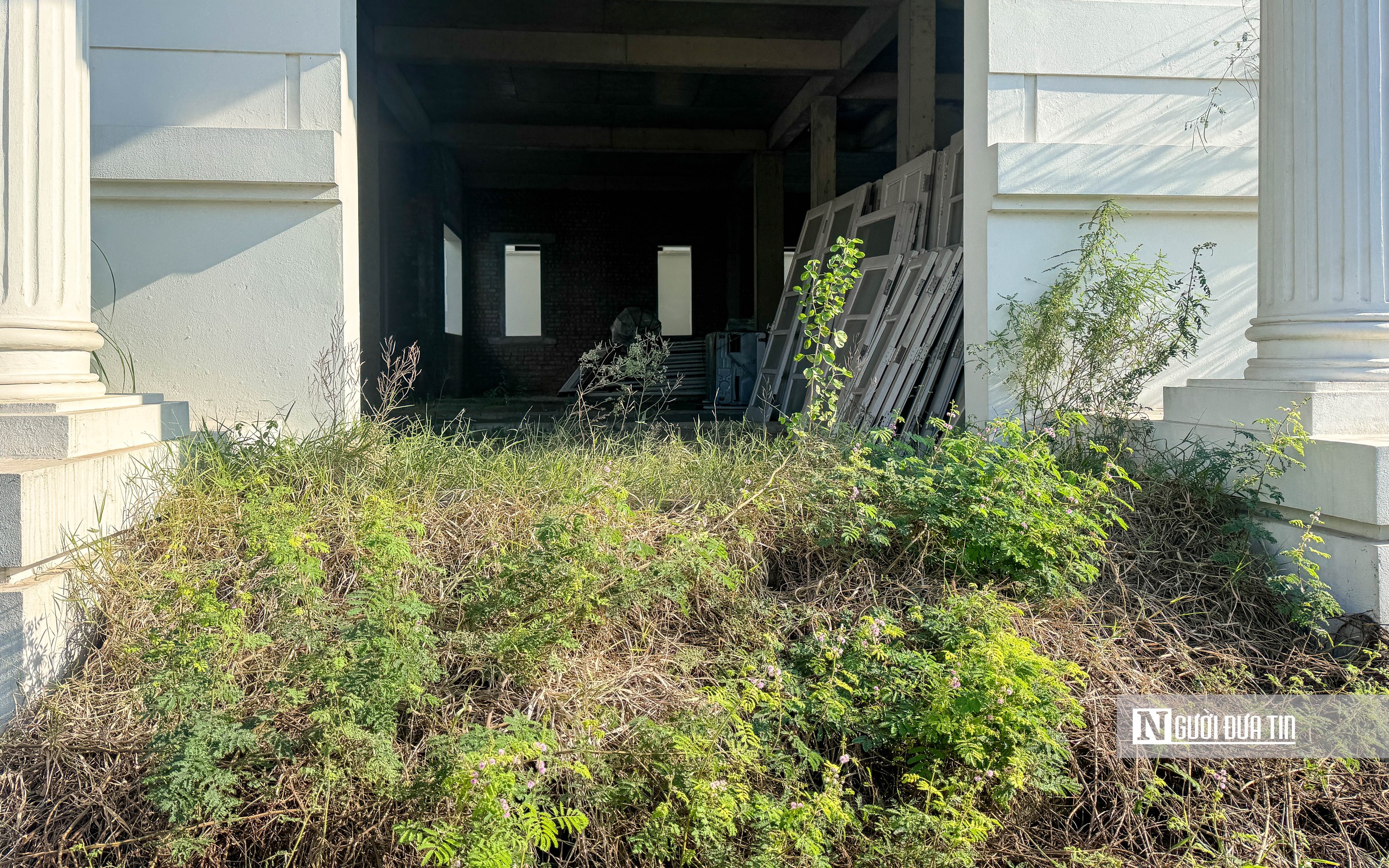 Hà Nội: Loạt biệt thự triệu đô bị bỏ hoang ở phía Tây Thủ đô - Ảnh 12.