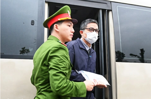 55 đối tượng hầu t&ograve;a vụ "chia ch&aacute;c"  ở Cục An to&agrave;n thực phẩm - Ảnh 1.