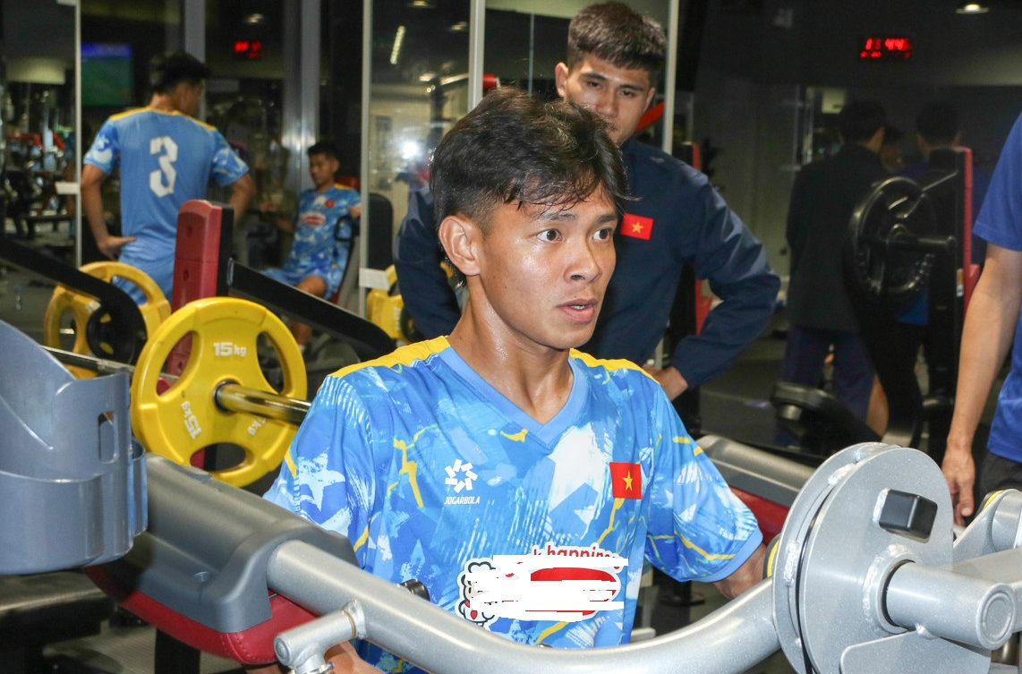 HLV Kim Sang Sik "tái mặt" khi một tiền đạo U23 Việt Nam bỏ dở buổi tập - Ảnh 1.