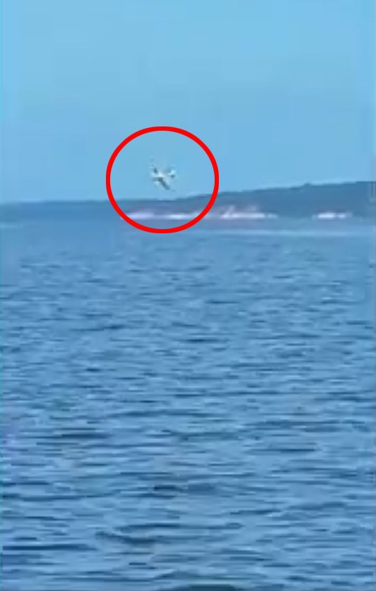 M&aacute;y bay bất ngờ lao thẳng xuống s&ocirc;ng, 2 người bị thương - Ảnh 1.