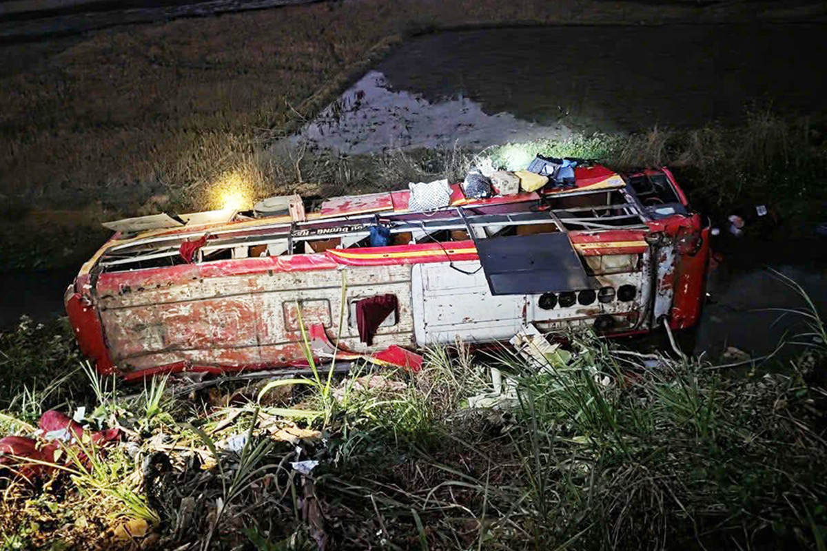 Vụ lật xe khách chở 22 người: Bất ngờ tài xế 8X khai buồn ngủ nên mất lái - Ảnh 1.