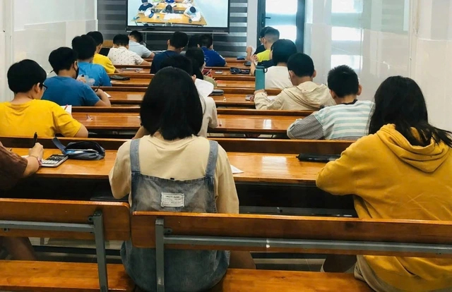 Từ chuyện một Hiệu phó bị kỷ luật vì dạy thêm - Ảnh 1.