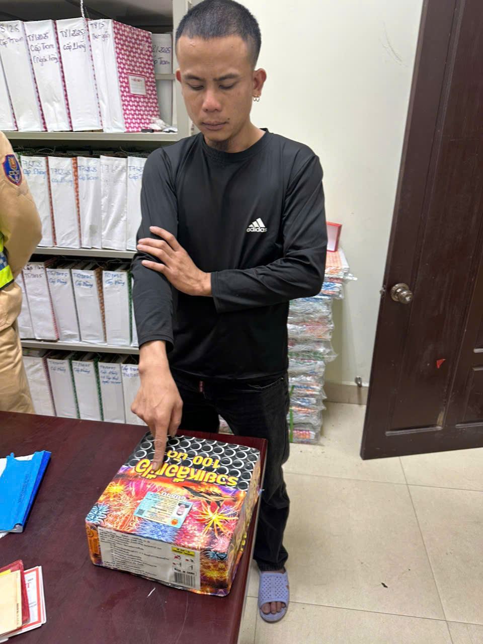 Một chuyến xe đa lỗi vi phạm, tài xế ở Nghệ An đối mặt chế tài nghiêm khắc- Ảnh 1. Một chuyến xe đa lỗi vi phạm, tài xế ở Nghệ An đối mặt chế tài nghiêm khắc- Ảnh 1.