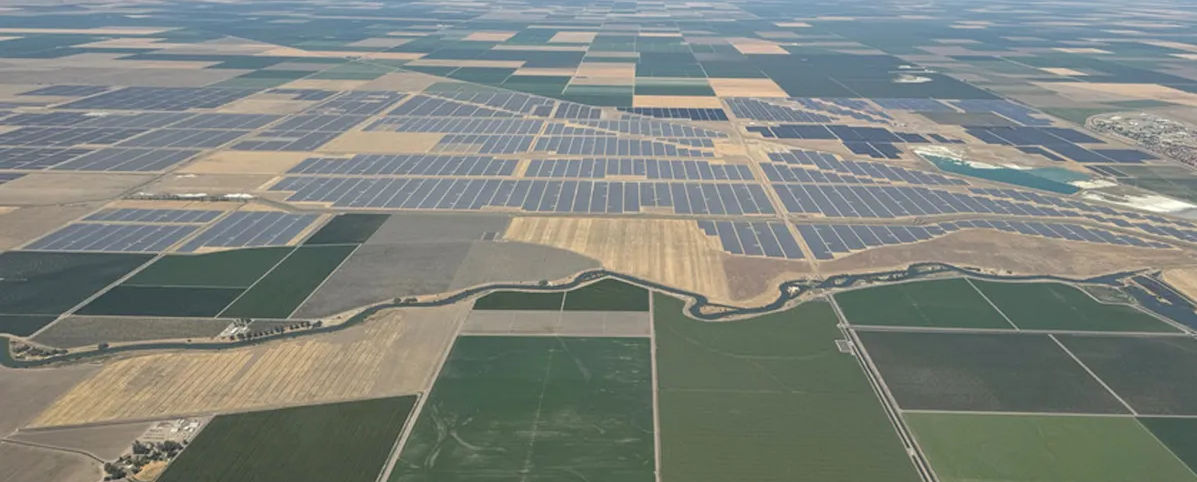 Trang trại điện mặt trời siêu khổng lồ 21 GW “mọc” ở nơi không ngờ- Ảnh 1. Trang trại điện mặt trời siêu khổng lồ 21 GW “mọc” ở nơi không ngờ- Ảnh 1.