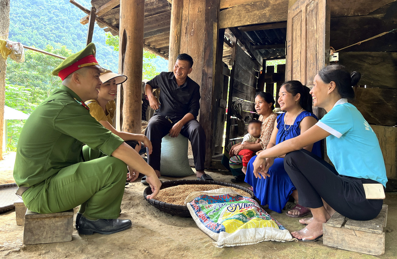 Nghệ An quyết liệt phòng, chống tội phạm mua bán phụ nữ ở khu vực miền núi, biên giới - Ảnh 2.