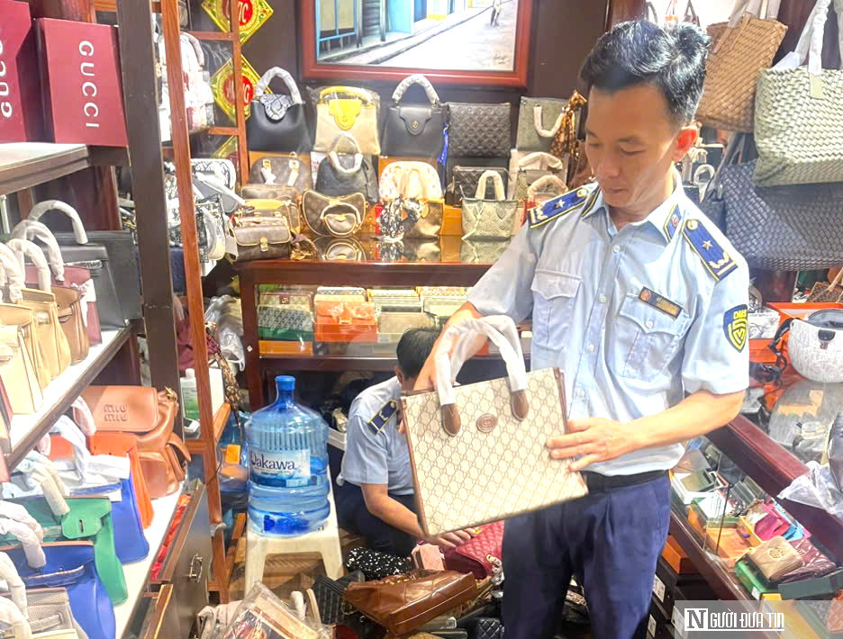 Cận Tết, hàng giả thời trang cao cấp “lên kệ” tại nhiều cửa hàng ở Đà Nẵng- Ảnh 1. Cận Tết, hàng giả thời trang cao cấp “lên kệ” tại nhiều cửa hàng ở Đà Nẵng- Ảnh 1.
