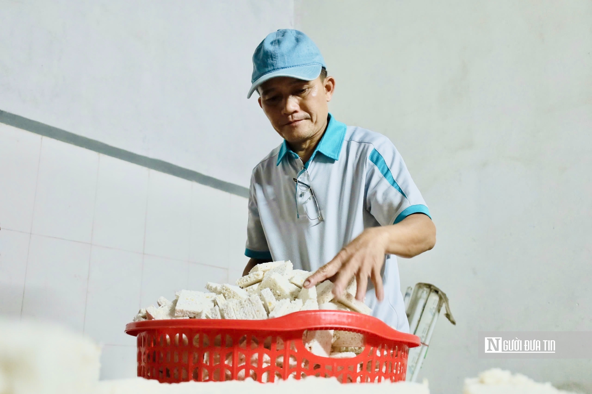 Làng bánh nổ Quảng Ngãi rộn ràng vào vụ Tết, đơn hàng tăng gấp ba- Ảnh 1.