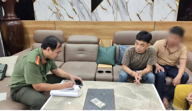 Bóc trần thủ đoạn lưu hành hàng trăm tờ 100 USD giả để tiêu thụ- Ảnh 3.