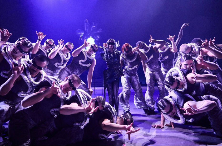 "Nữ hoàng" mạnh tay chi khủng 760 tỷ đồng cưỡi “mãng xà, bò tót” là ai?- Ảnh 1.