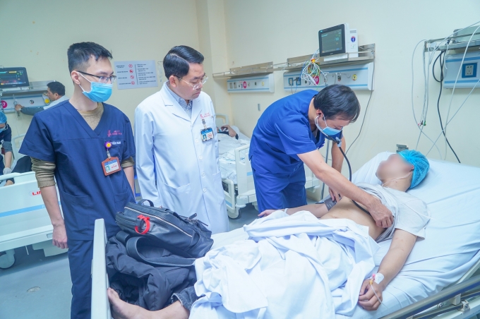 Vụ ch&aacute;y nh&agrave; 3 tầng ở H&agrave; Nội: Chạy đua cứu chữa 15 nạn nh&acirc;n, 7 người nguy kịch - Ảnh 3.