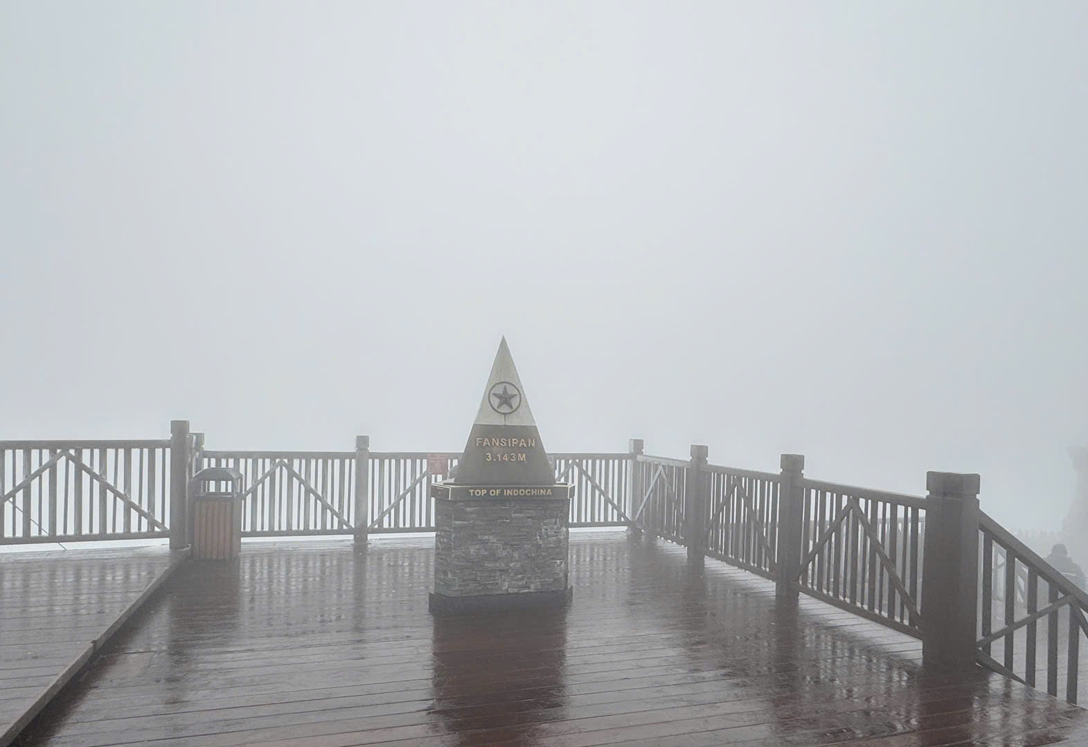 Fansipan -3 độ C, băng giá bao phủ nóc nhà Đông Dương - Ảnh 2. Khoảnh khắc hiếm thấy: “Hoa băng” phủ trắng Fansipan và đỉnh Phia Oắc khi nhiệt độ chạm -3 độ C - Ảnh 4.