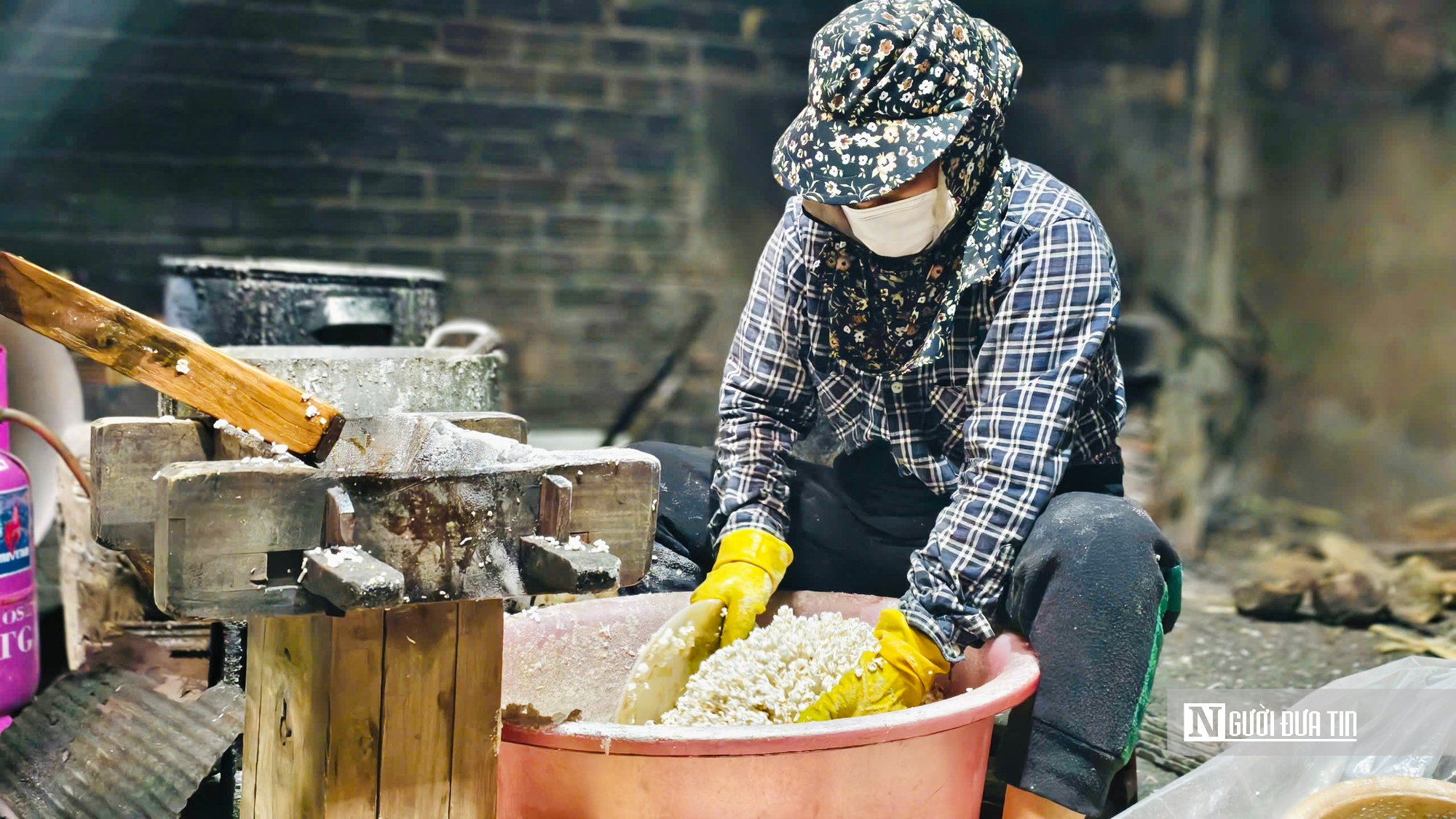 Làng bánh nổ Quảng Ngãi rộn ràng vào vụ Tết, đơn hàng tăng gấp ba- Ảnh 4.