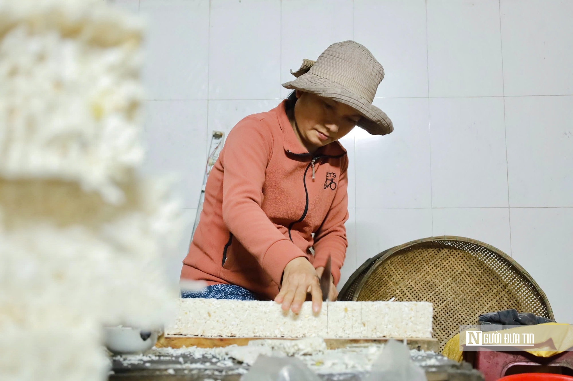 Làng bánh nổ Quảng Ngãi rộn ràng vào vụ Tết, đơn hàng tăng gấp ba- Ảnh 6.