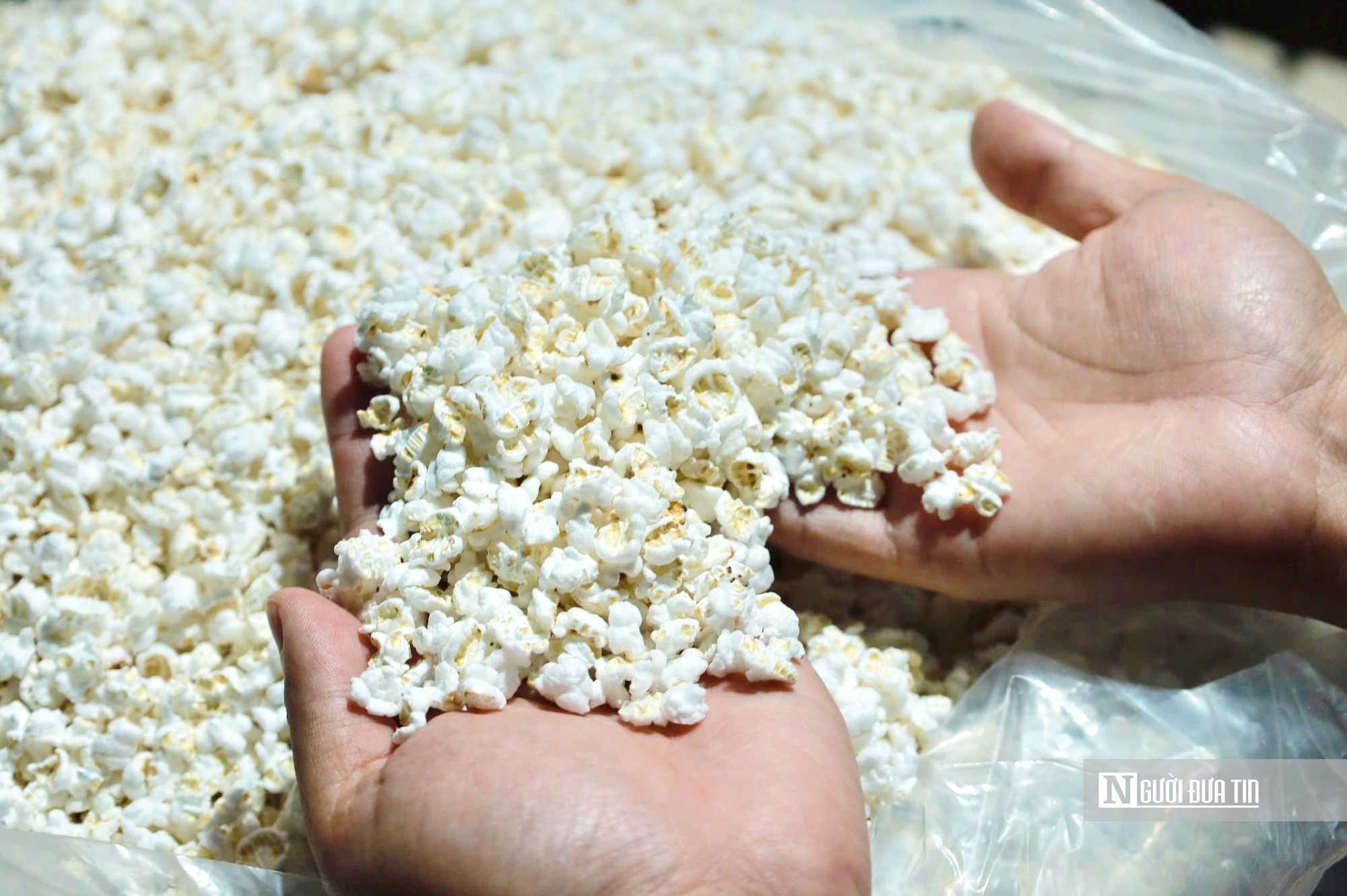 Làng bánh nổ Quảng Ngãi rộn ràng vào vụ Tết, đơn hàng tăng gấp ba- Ảnh 9.