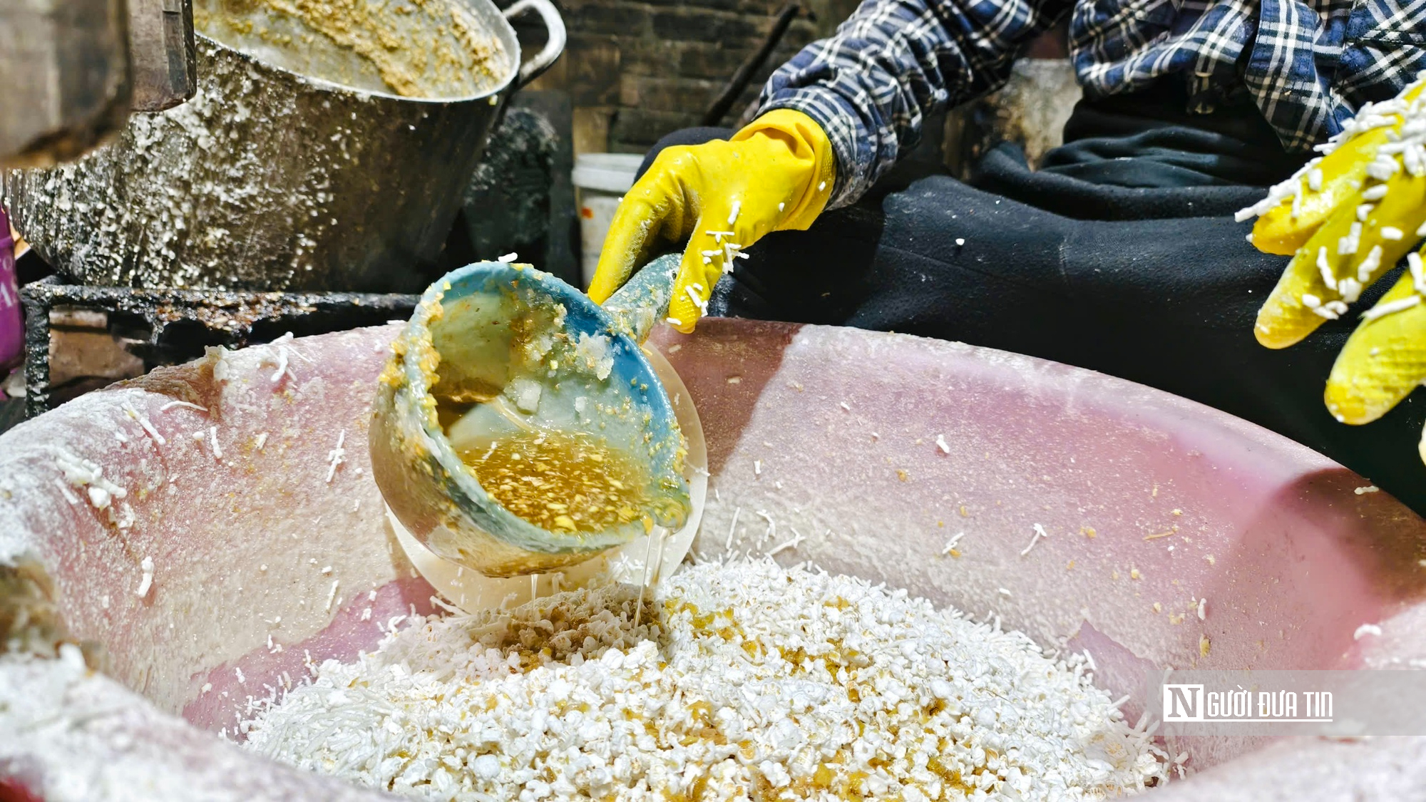 Làng bánh nổ Quảng Ngãi rộn ràng vào vụ Tết, đơn hàng tăng gấp ba- Ảnh 10.