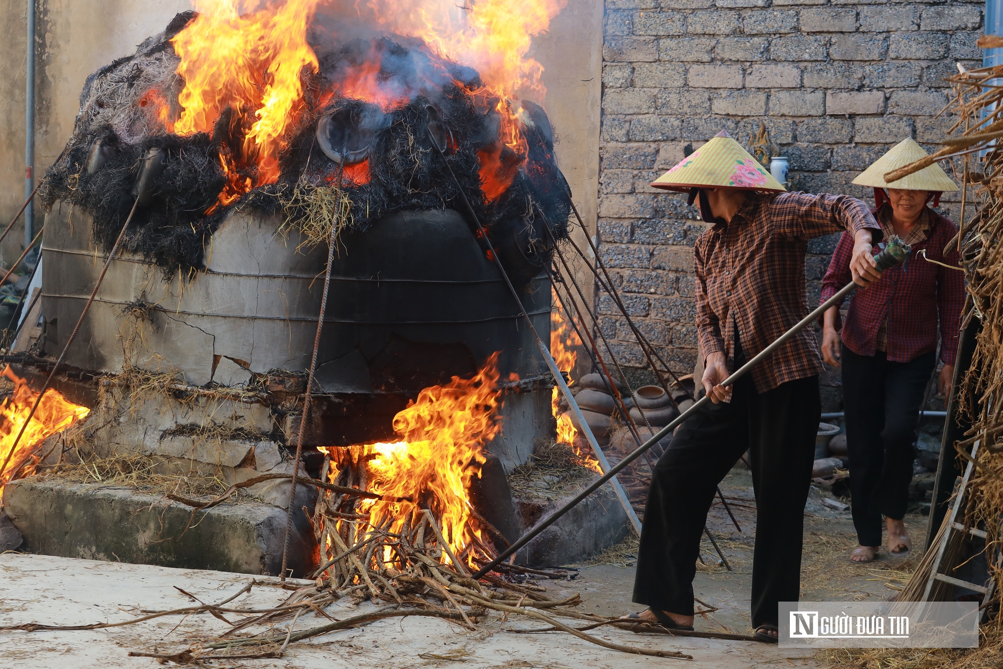 Độc đáo làng nghề truyền thống hơn 300 năm tuổi “cứ đỏ lửa là có tiền” - Ảnh 2.