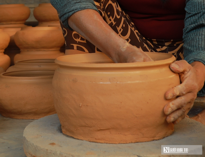 Độc đáo làng nghề truyền thống hơn 300 năm tuổi “cứ đỏ lửa là có tiền” - Ảnh 4.