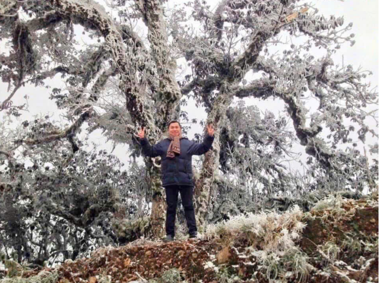 Khoảnh khắc hiếm thấy: “Hoa băng” phủ trắng Fansipan và đỉnh Phia Oắc khi nhiệt độ chạm -3 độ C - Ảnh 7.