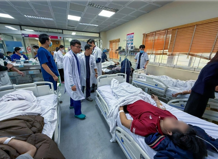 Vụ cháy nhà 3 tầng ở Hà Nội: Chạy đua cứu chữa 15 nạn nhân, 7 người nguy kịch - Ảnh 4.