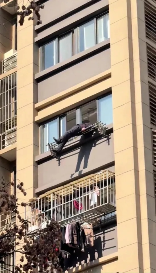 Rơi khỏi tầng 15 chung cư, người đàn ông sống sót kỳ diệu - Ảnh 1.