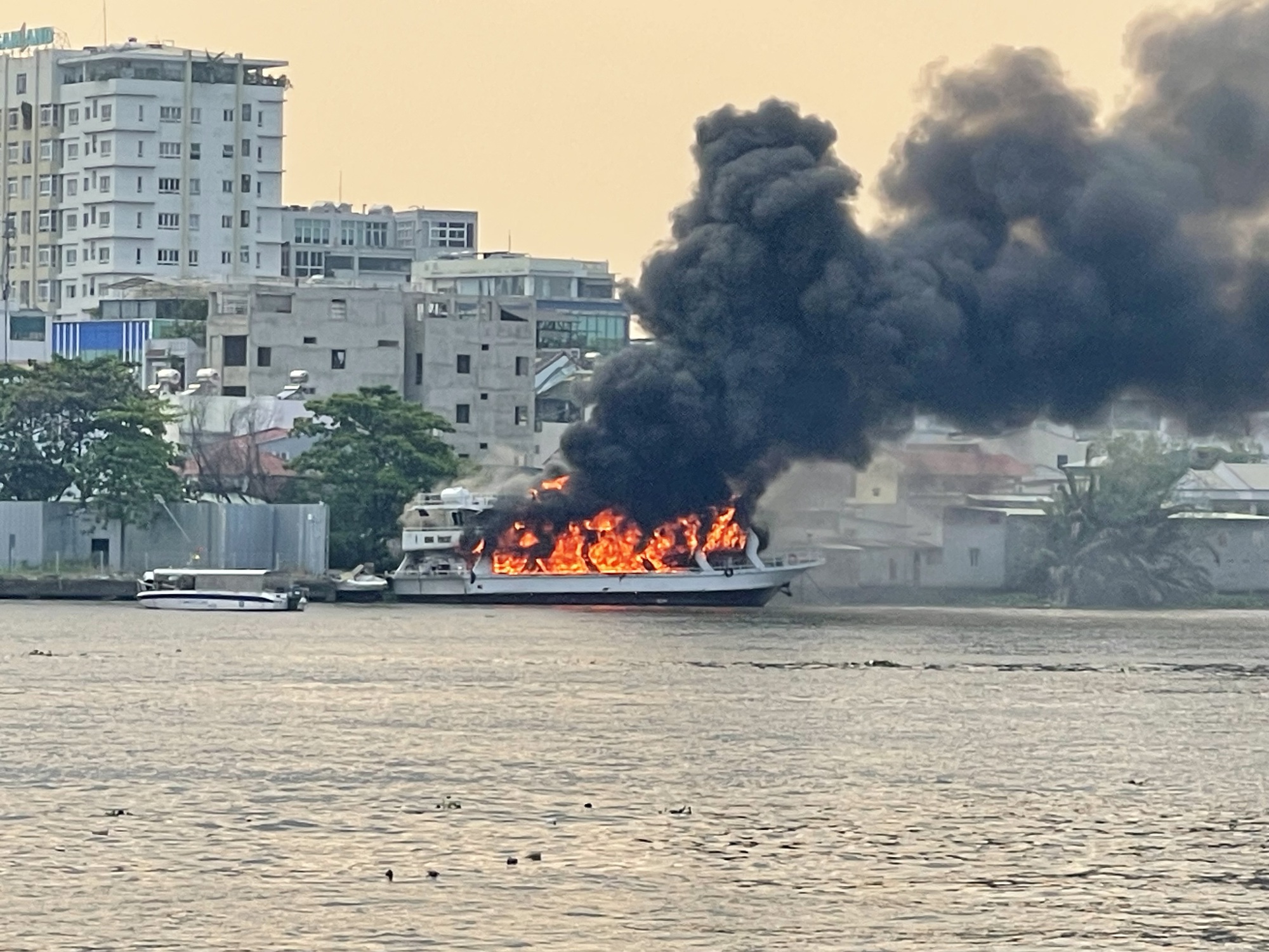 Ch&aacute;y du thuyền tr&ecirc;n s&ocirc;ng S&agrave;i G&ograve;n - Ảnh 1.