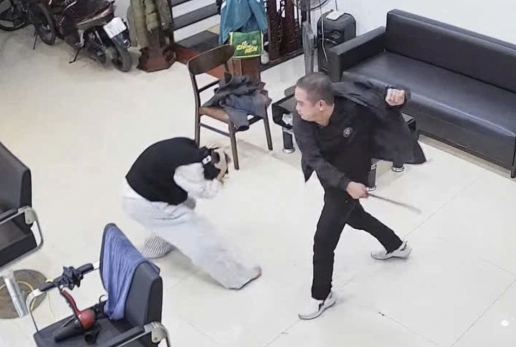 Người đàn ông cầm dao xông vào tiệm tóc truy sát vợ và con gái - Ảnh 1.