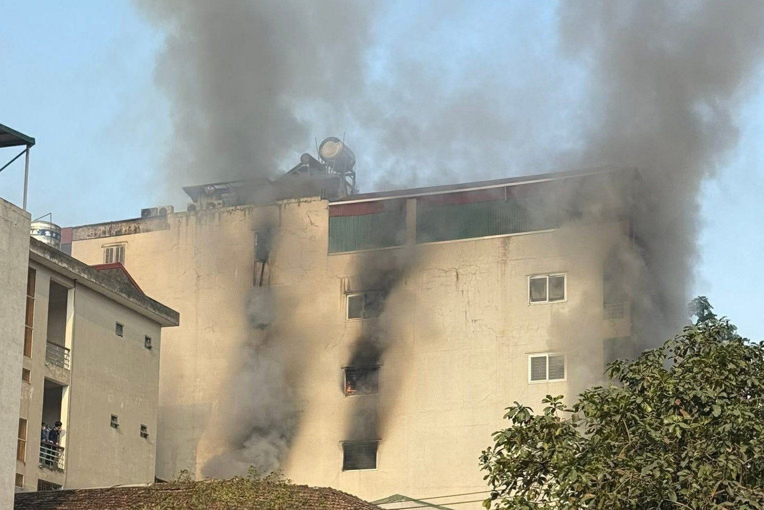 Căn nh&agrave; 7 tầng bốc ch&aacute;y dữ dội, chủ nh&agrave; liều m&igrave;nh nhảy xuống bị thương nặng - Ảnh 2.