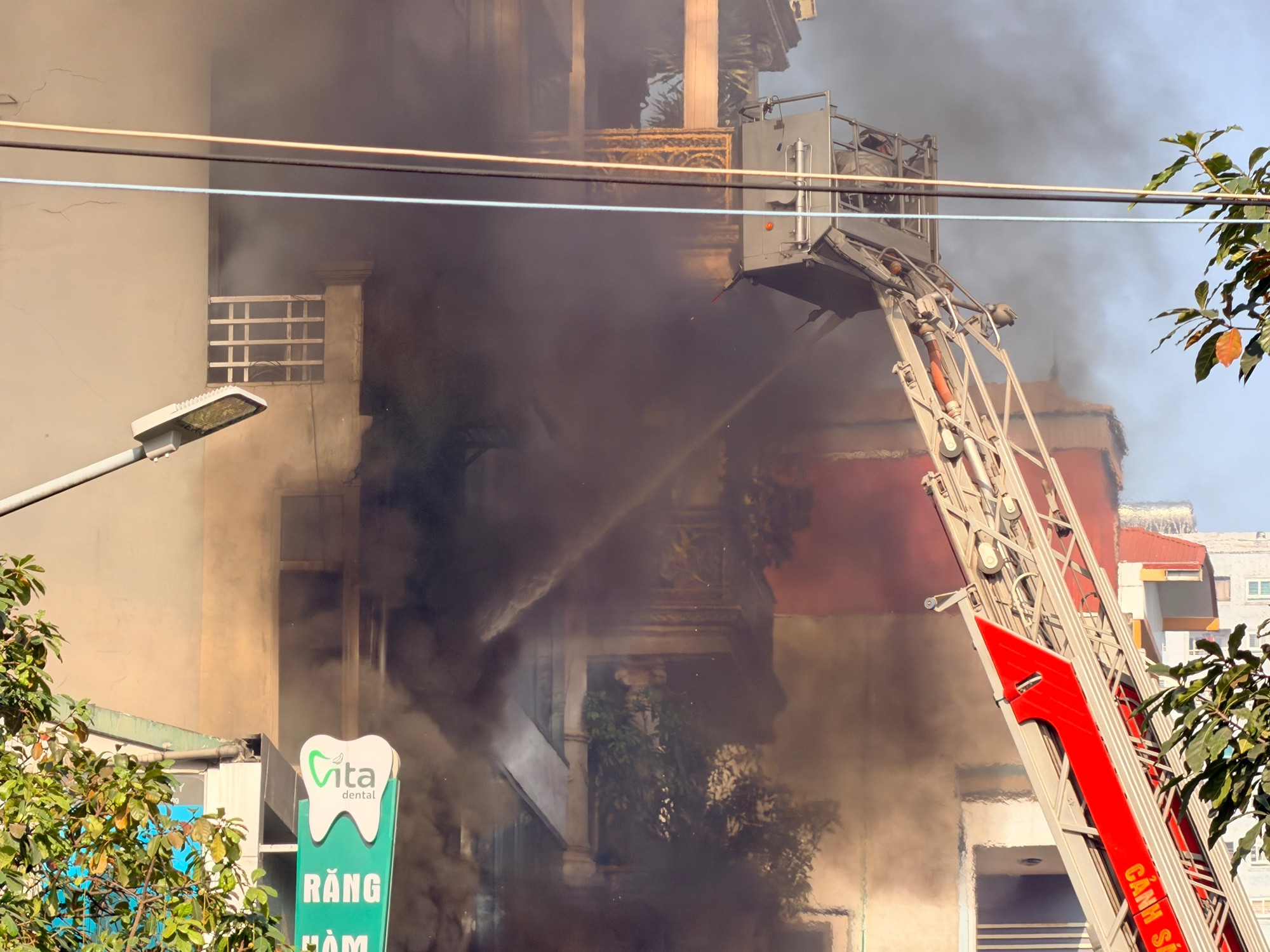 Căn nh&agrave; 7 tầng bốc ch&aacute;y dữ dội, chủ nh&agrave; liều m&igrave;nh nhảy xuống bị thương nặng - Ảnh 5.