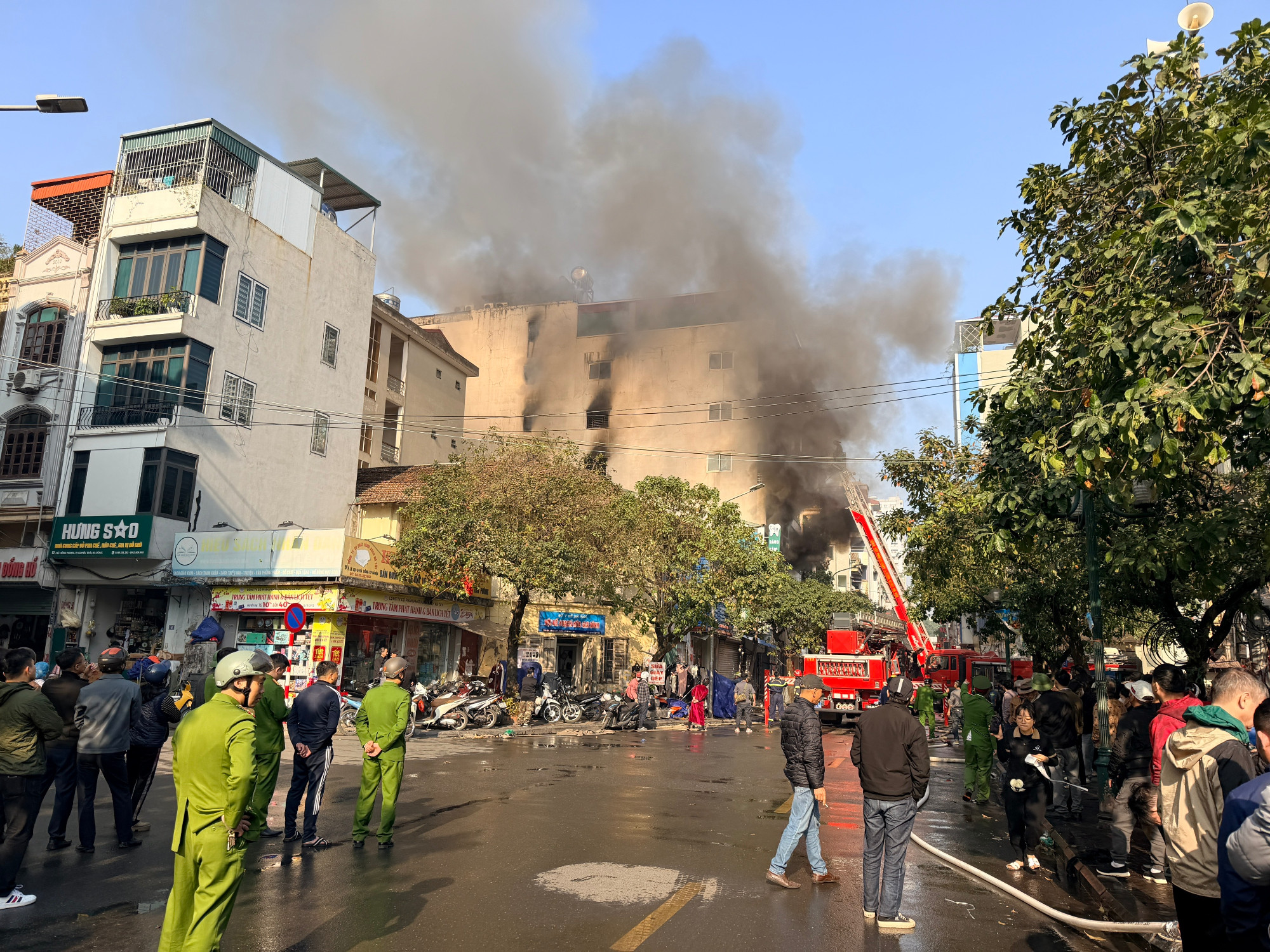 Căn nh&agrave; 7 tầng bốc ch&aacute;y dữ dội, chủ nh&agrave; liều m&igrave;nh nhảy xuống bị thương nặng - Ảnh 6.