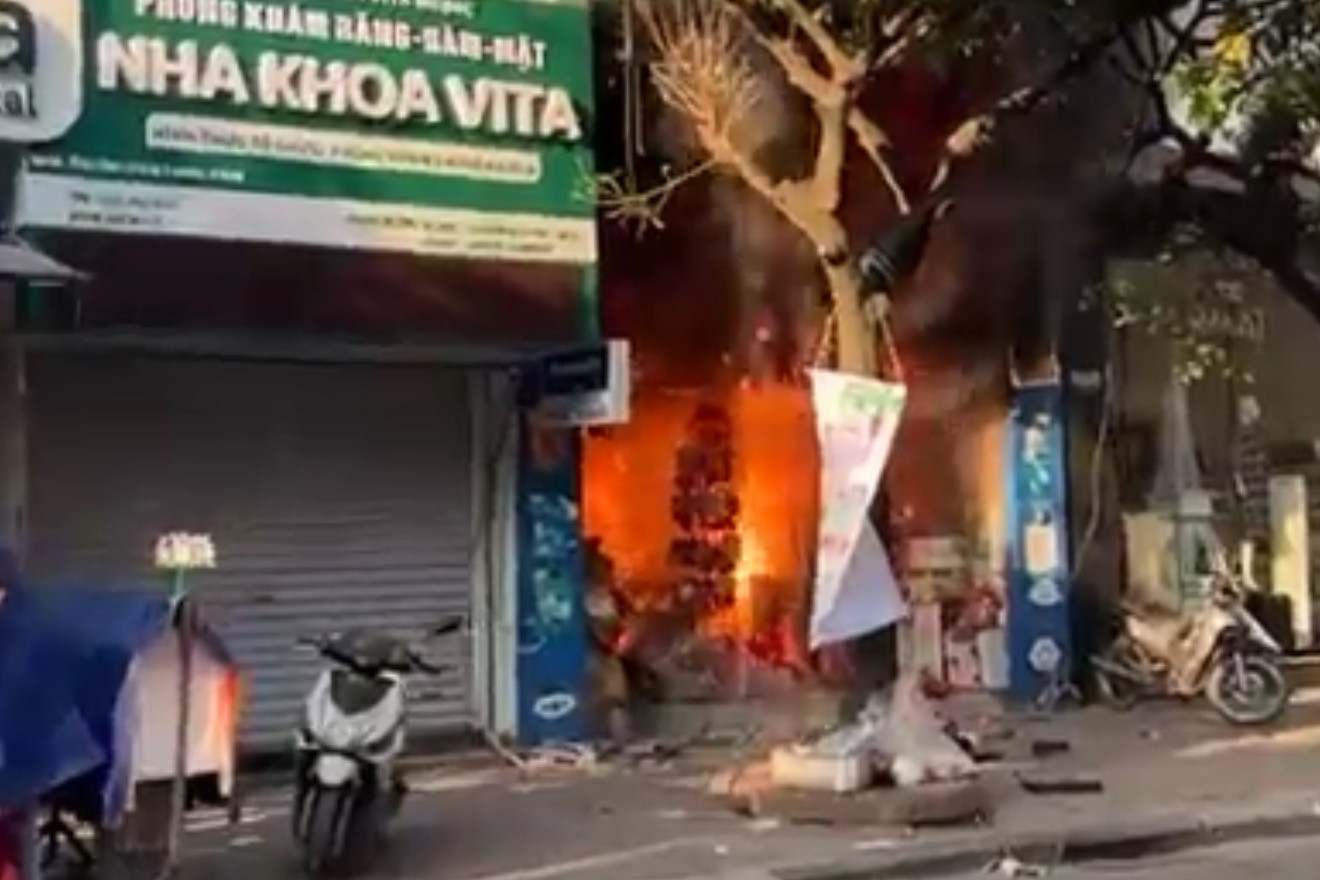 Căn nh&agrave; 7 tầng bốc ch&aacute;y dữ dội, chủ nh&agrave; liều m&igrave;nh nhảy xuống bị thương nặng - Ảnh 1.