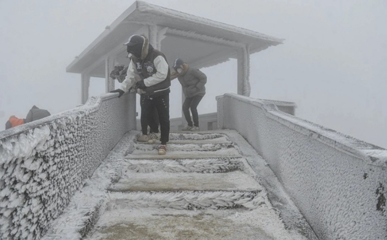 Miền Bắc tiếp tục rét đậm, rét hại trên diện rộng, nơi thấp nhất xuống 4,6 độ C - Ảnh 1.
