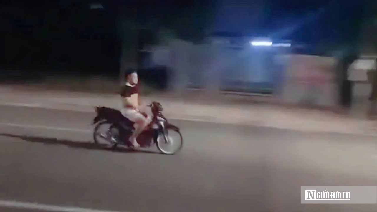 Buông hai tay lái, không mũ bảo hiểm, nam thanh niên 19 tuổi bị CSGT Đồng Nai xử phạt- Ảnh 1. Buông hai tay lái, không mũ bảo hiểm, nam thanh niên 19 tuổi bị CSGT Đồng Nai xử phạt- Ảnh 1.