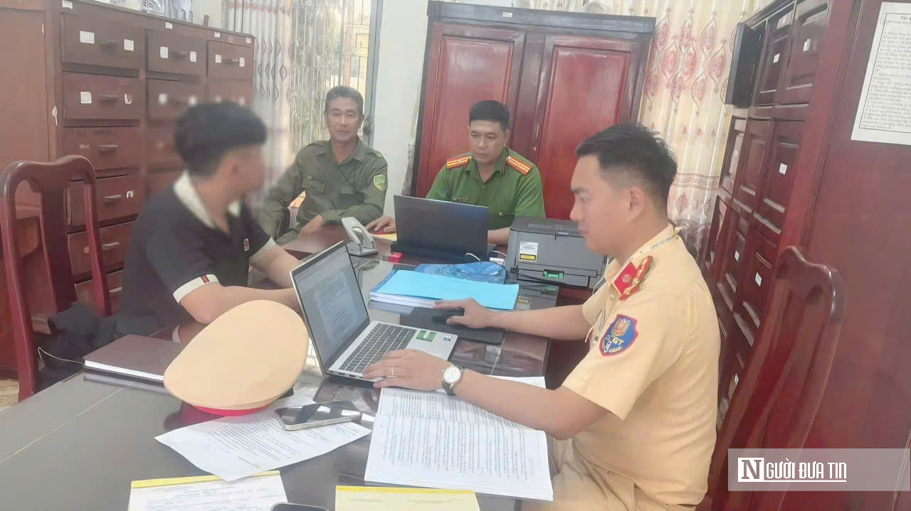 Buông hai tay lái, không mũ bảo hiểm, nam thanh niên 19 tuổi bị CSGT Đồng Nai xử phạt- Ảnh 2. Buông hai tay lái, không mũ bảo hiểm, nam thanh niên 19 tuổi bị CSGT Đồng Nai xử phạt- Ảnh 2.