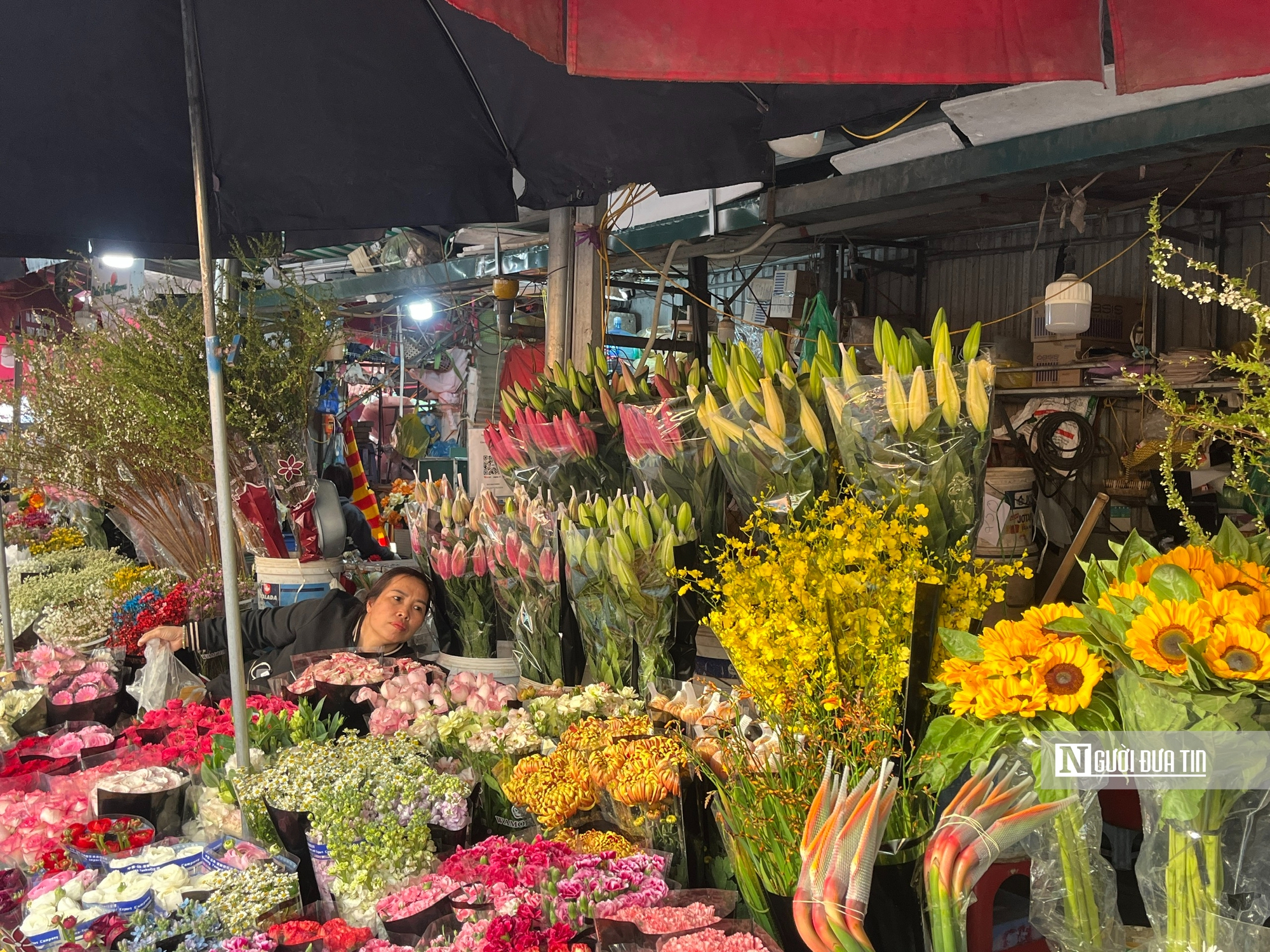 H&agrave; Nội: Thị trường hoa Tết nhộn nhịp, nguồn cung dồi d&agrave;o- Ảnh 2.