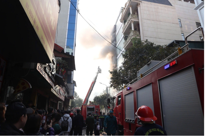 Căn nhà 7 tầng bốc cháy dữ dội, chủ nhà liều mình nhảy xuống bị thương nặng - Ảnh 4.