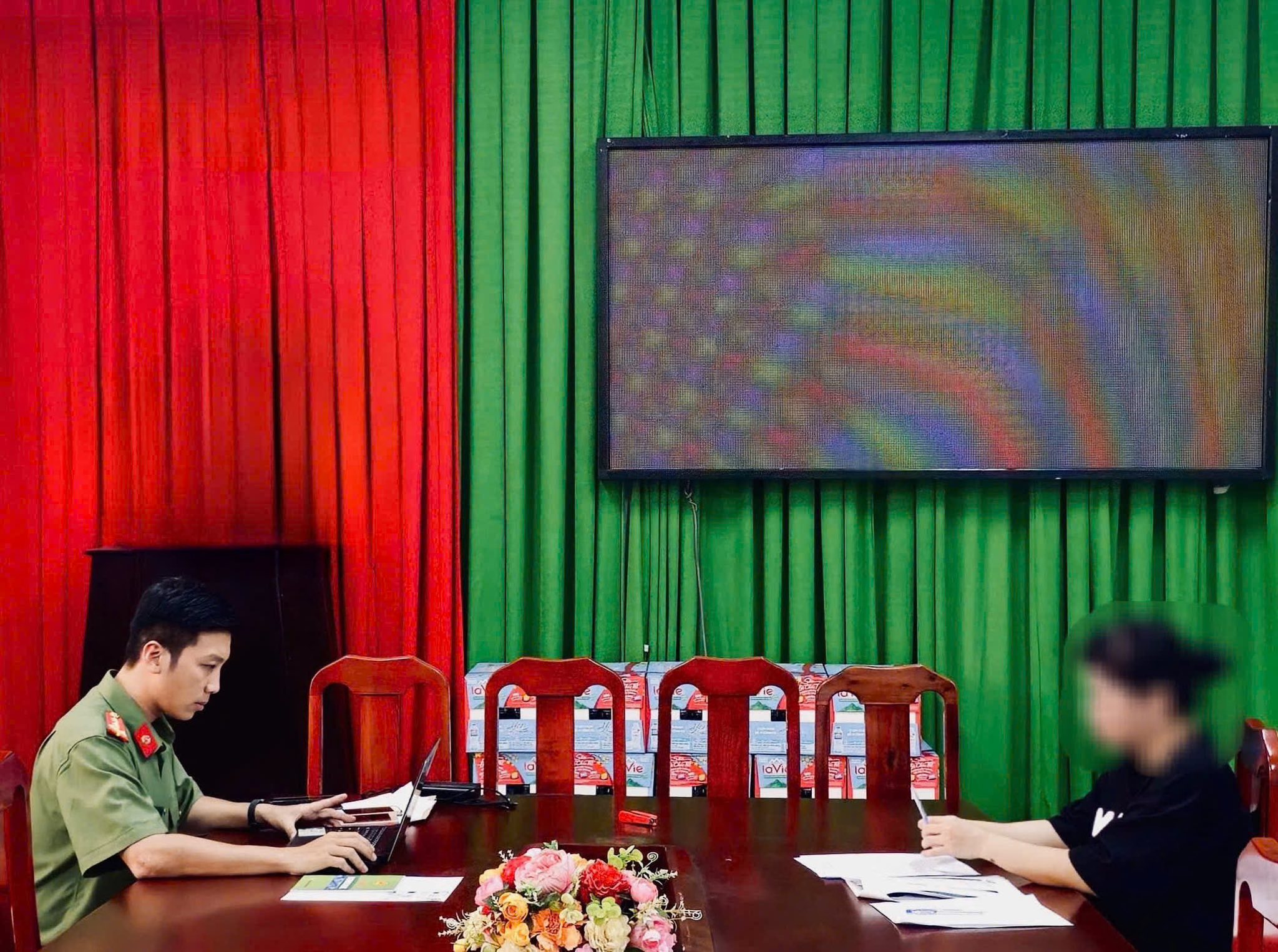 Triệu tập người tung, chia sẻ tin giả “bắt MC Quyền Linh”- Ảnh 1.