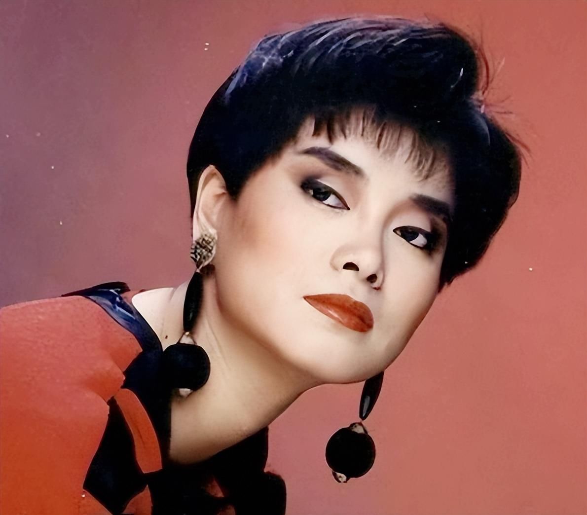 Sao nữ từ bỏ tài sản gần 100.000 tỷ đồng của chồng quá cố, 2 năm sau "ngã ngửa" vì chuyện không tưởng - Ảnh 2.