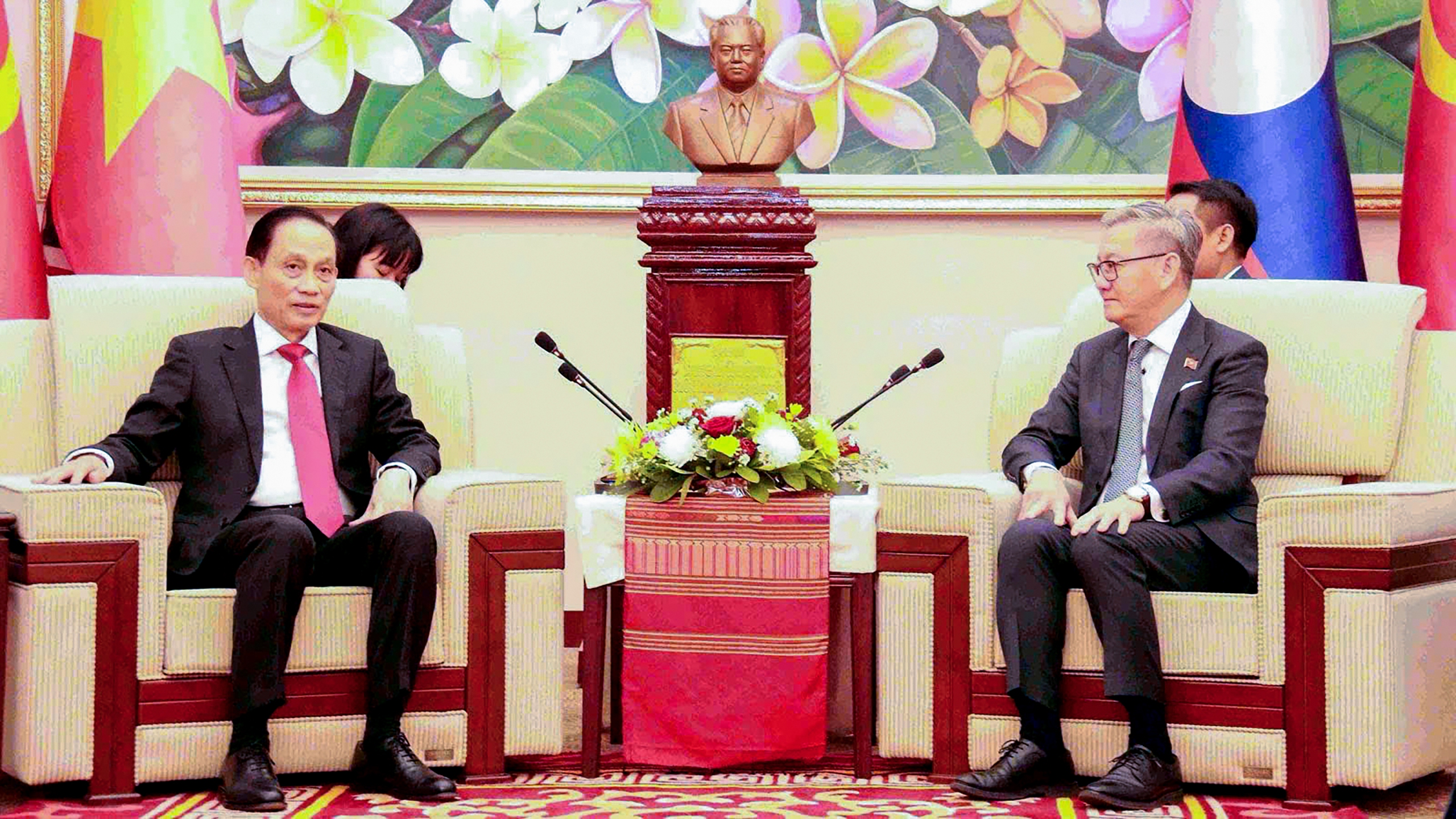 Đặc phái viên của Tổng Bí thư Tô Lâm đến Vientiane chúc mừng thành công của Đại hội XII Đảng NDCM Lào- Ảnh 2.