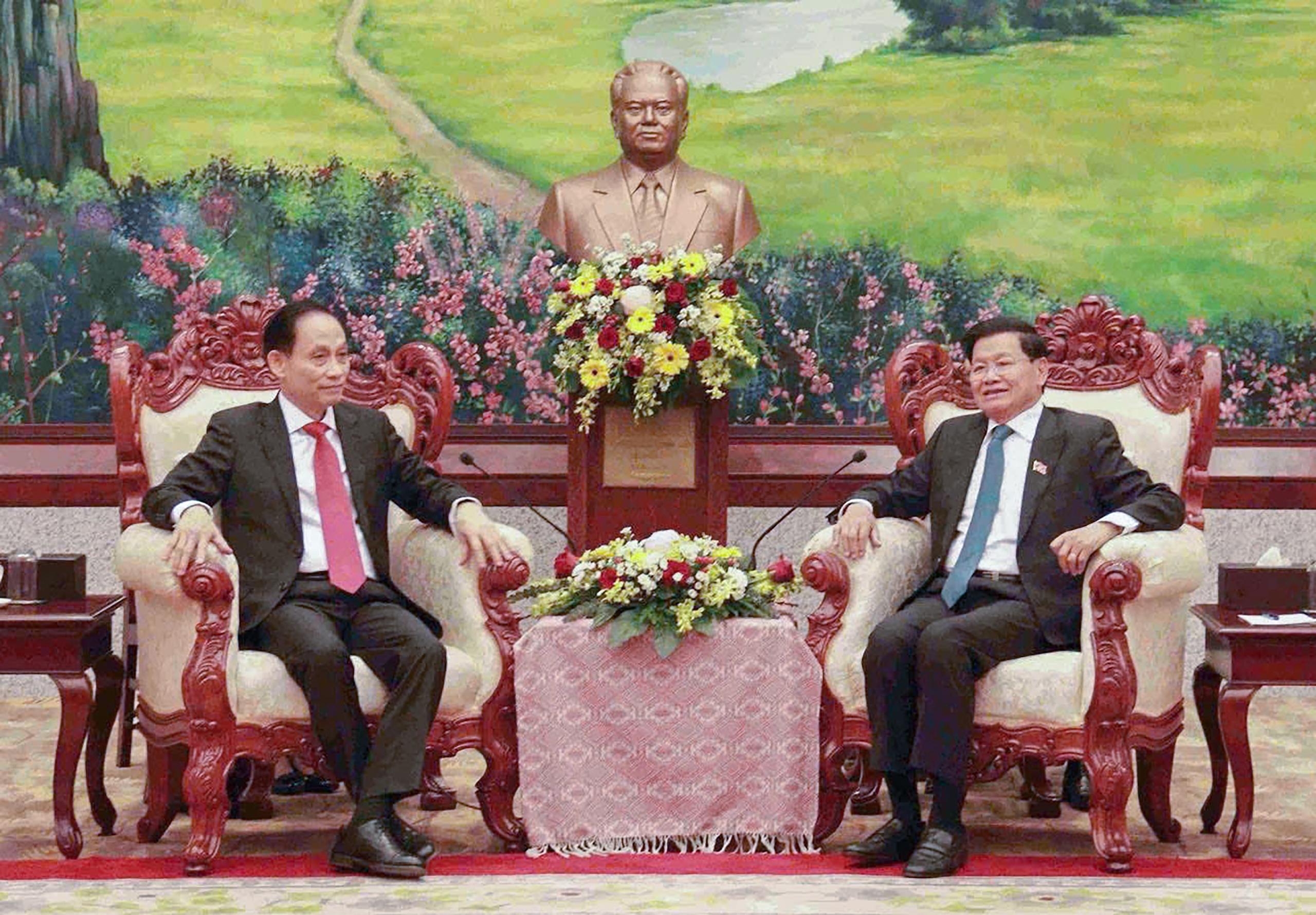 Đặc phái viên của Tổng Bí thư Tô Lâm đến Vientiane chúc mừng thành công của Đại hội XII Đảng NDCM Lào- Ảnh 1.