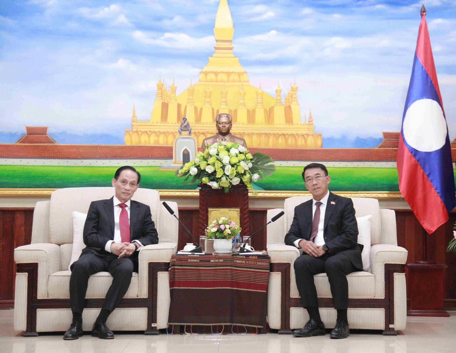 Đặc phái viên của Tổng Bí thư Tô Lâm đến Vientiane chúc mừng thành công của Đại hội XII Đảng NDCM Lào- Ảnh 3.