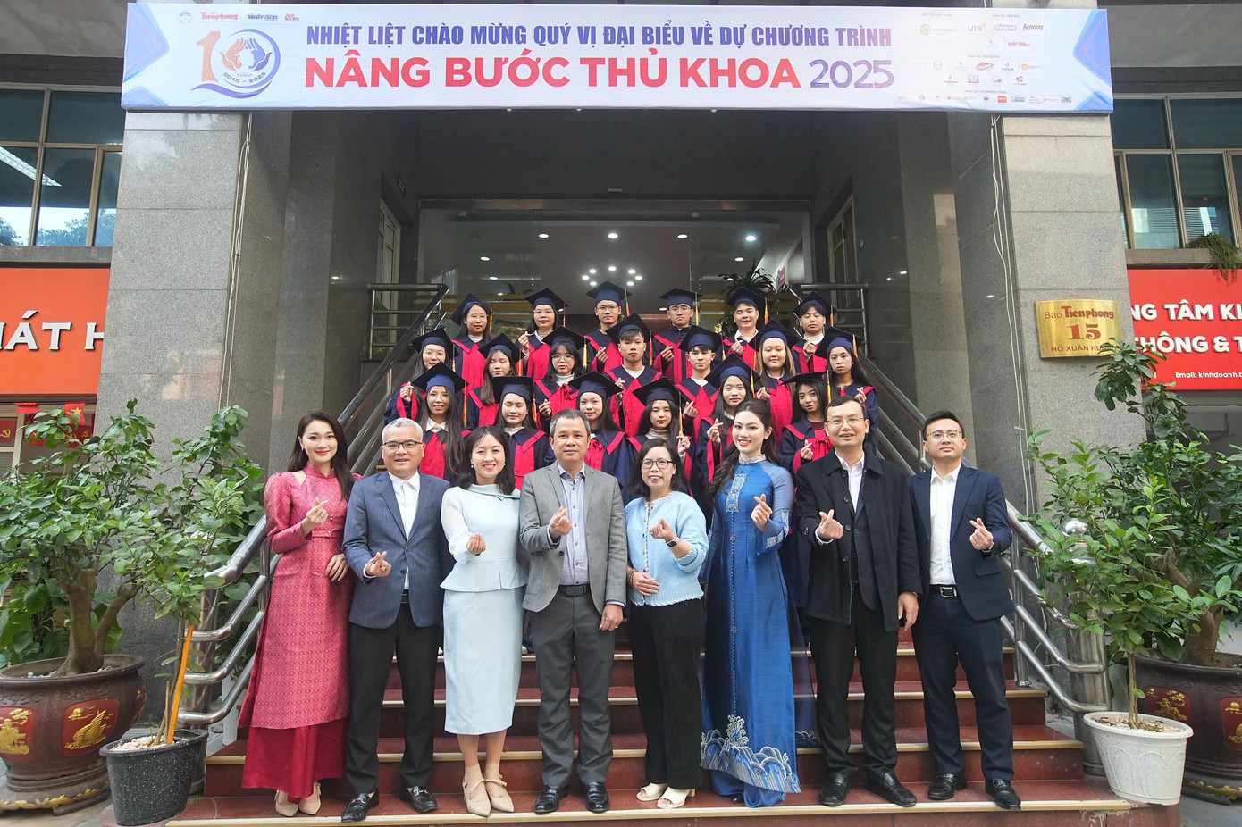 Nâng bước thủ khoa 2025: Nước mắt hạnh phúc của 120 thủ khoa vượt qua nghịch cảnh - Ảnh 1.