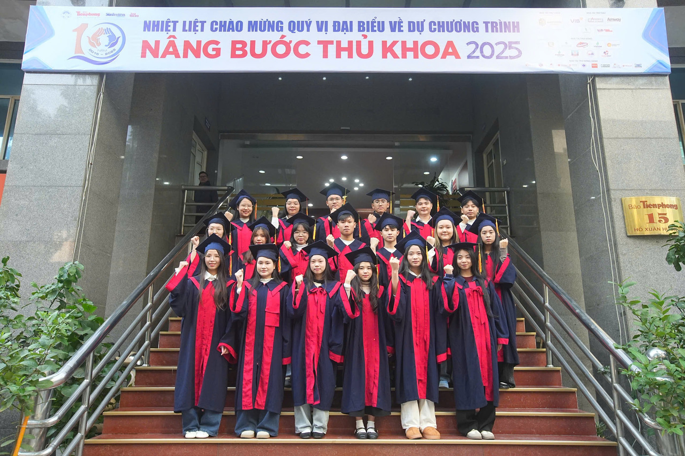 Nâng bước thủ khoa 2025: Nước mắt hạnh phúc của 120 thủ khoa vượt qua nghịch cảnh - Ảnh 2.