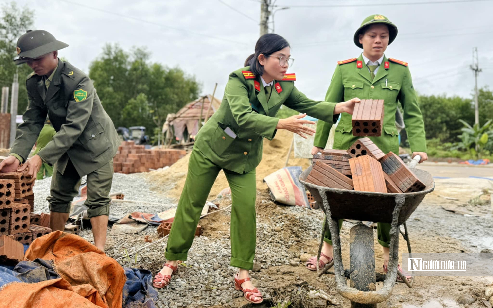 Đội nắng bám thao trường, những “bông hồng thép” Công an Huế quyết chinh phục hội thao lớn- Ảnh 4. Đội nắng bám thao trường, những “bông hồng thép” Công an Huế quyết chinh phục hội thao lớn- Ảnh 4.