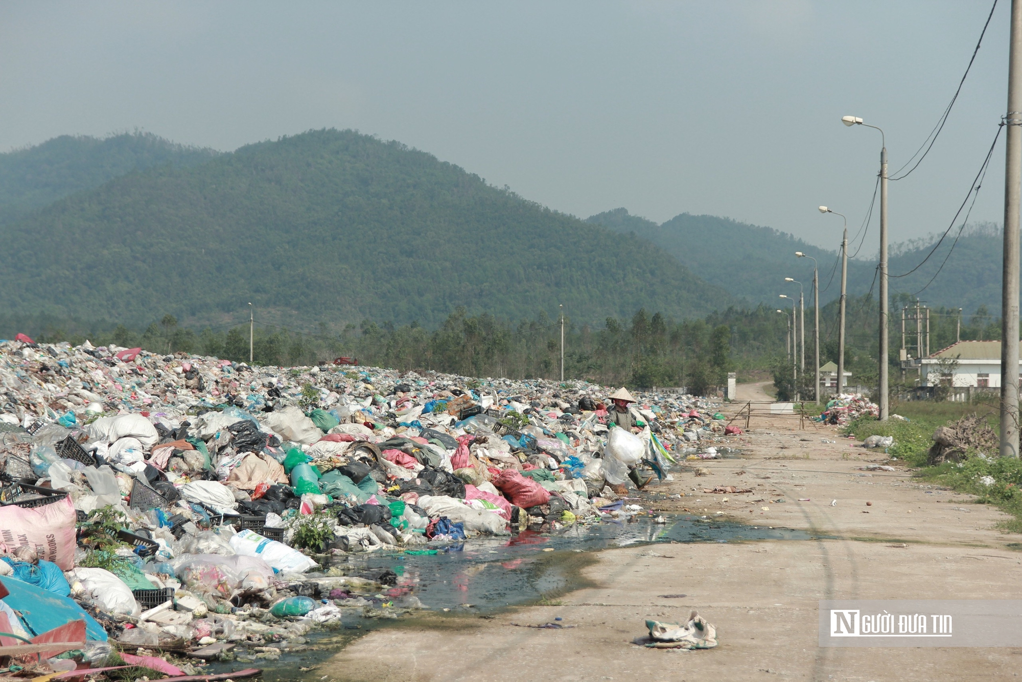 Cận cảnh khu xử l&yacute; r&aacute;c thải hết hạn g&acirc;y &ocirc; nhiễm m&ocirc;i trường- Ảnh 2.