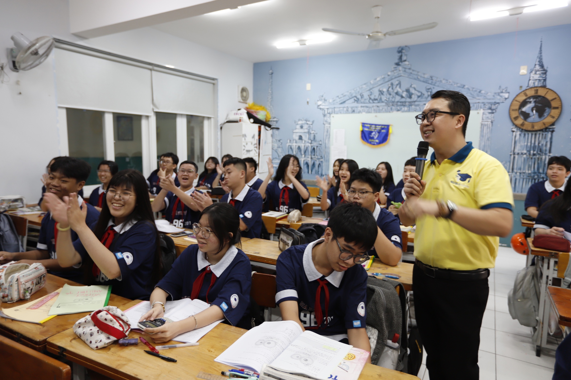 Tuyển sinh lớp 10 ở TP.HCM: Ít nhất 70% học sinh vào công lập - Ảnh 2.