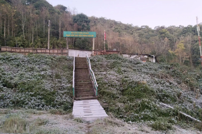 Miền Tây Nghệ An rét đậm cực mạnh, giảm sâu -5 độ C, xuất hiện băng giá - Ảnh 3.