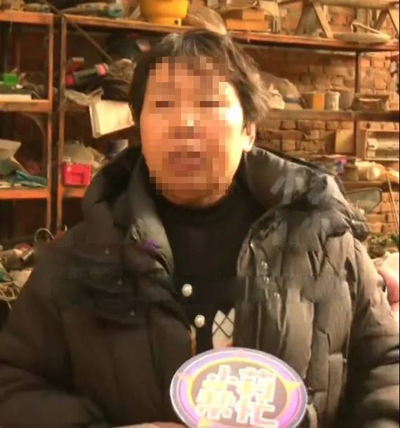 Đi l&agrave;m lại hộ khẩu, vợ ph&aacute;t hiện ra b&iacute; mật động trời của chồng - Ảnh 1.