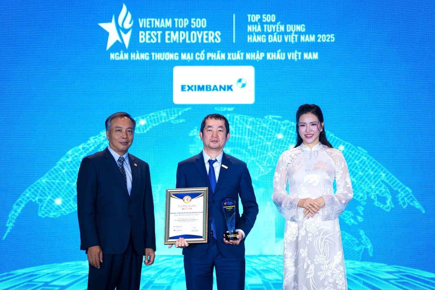 Eximbank được vinh danh 03 hạng mục Top 10 – Top 50 – Top 500 nhà tuyển dụng và môi trường làm việc tốt nhất việt nam năm 2025 - Ảnh 3.